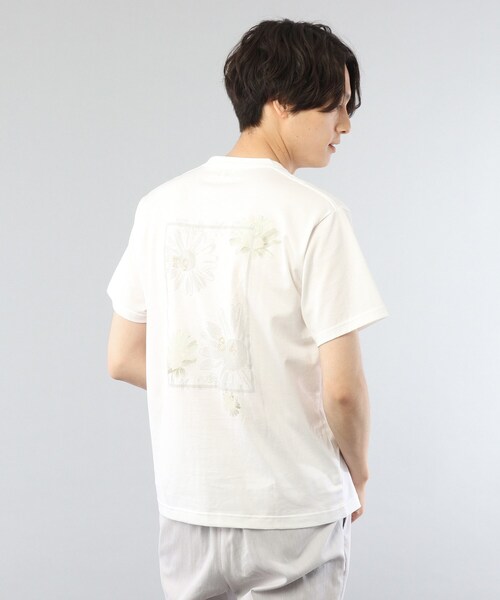 TAKEO KIKUCHI(タケオキクチ)の「◆デイジー フラワーモチーフ プリント Tシャツ(Tシャツ/カットソー・メンズ・ホワイト/ダークネイビー/ダークオレンジ/ブラック・02/03/04)」の6枚目の写真