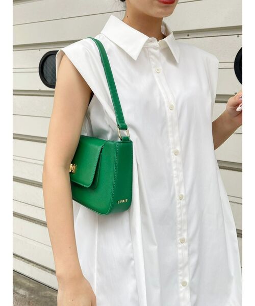 EVRIS(エヴリス)の「パワーショルダーノースリシャツ(シャツ/ブラウス・レディース・ホワイト/ブラック/パープル・FREE)」の2枚目の写真