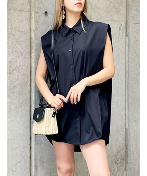 EVRIS(エヴリス)の「パワーショルダーノースリシャツ(シャツ/ブラウス・レディース・ホワイト/ブラック/パープル・FREE)」の1枚目の写真