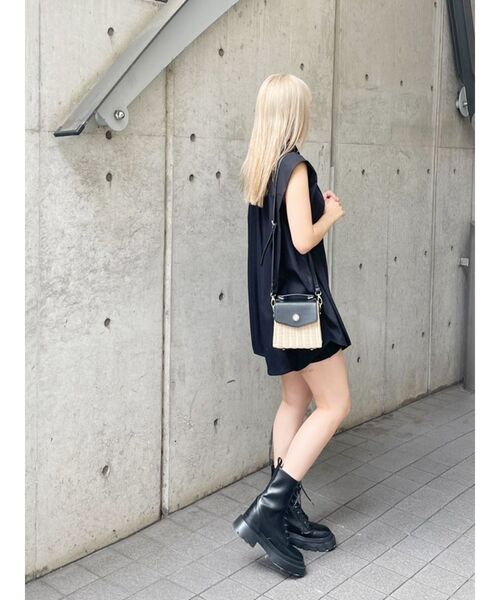 EVRIS(エヴリス)の「パワーショルダーノースリシャツ(シャツ/ブラウス・レディース・ホワイト/ブラック/パープル・FREE)」の9枚目の写真