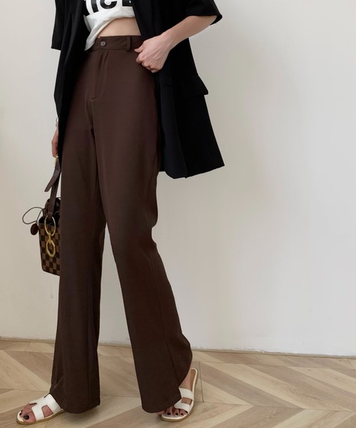 Diosfront（ディオスフロント）の「美脚魅せ！サイドスリットセミフレアパンツ（スラックス・レディース・ブラック/ダークブラウン/イエロー/アイボリー/グレイッシュベージュ・M/L/S）」の4枚目の写真