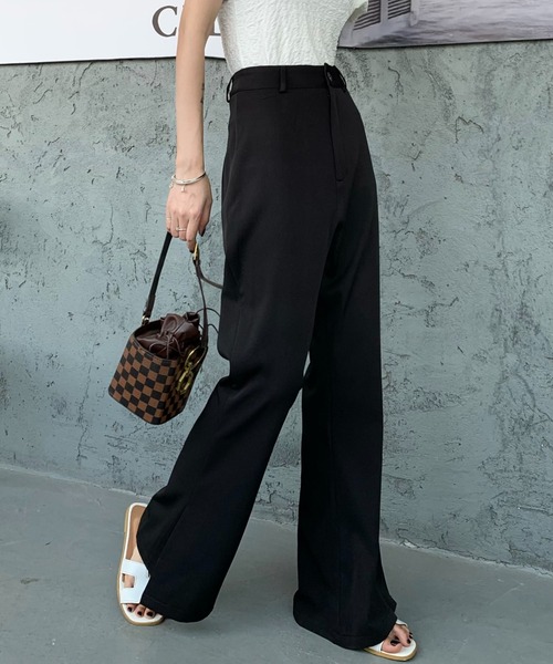 Diosfront（ディオスフロント）の「美脚魅せ！サイドスリットセミフレアパンツ（スラックス・レディース・ブラック/ダークブラウン/イエロー/アイボリー/グレイッシュベージュ・M/L/S）」の3枚目の写真