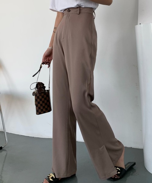 Diosfront（ディオスフロント）の「美脚魅せ！サイドスリットセミフレアパンツ（スラックス・レディース・ブラック/ダークブラウン/イエロー/アイボリー/グレイッシュベージュ・M/L/S）」の15枚目の写真