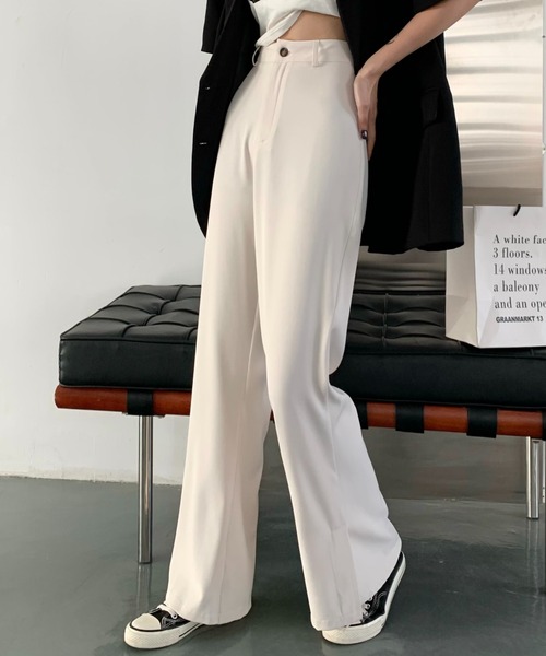 Diosfront（ディオスフロント）の「美脚魅せ！サイドスリットセミフレアパンツ（スラックス・レディース・ブラック/ダークブラウン/イエロー/アイボリー/グレイッシュベージュ・M/L/S）」の16枚目の写真