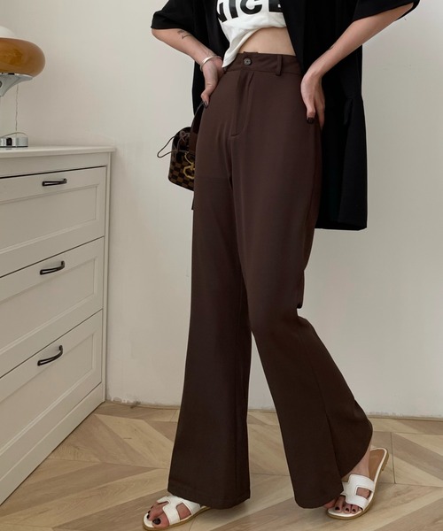 Diosfront（ディオスフロント）の「美脚魅せ！サイドスリットセミフレアパンツ（スラックス・レディース・ブラック/ダークブラウン/イエロー/アイボリー/グレイッシュベージュ・M/L/S）」の18枚目の写真