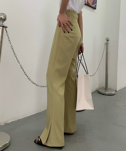Diosfront（ディオスフロント）の「美脚魅せ！サイドスリットセミフレアパンツ（スラックス・レディース・ブラック/ダークブラウン/イエロー/アイボリー/グレイッシュベージュ・M/L/S）」の6枚目の写真