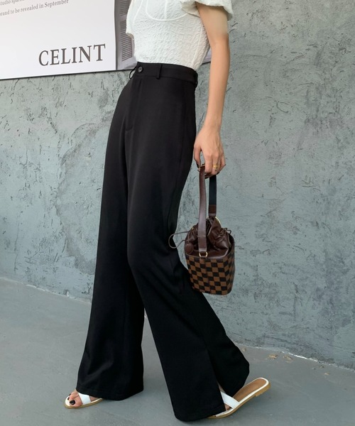 Diosfront（ディオスフロント）の「美脚魅せ！サイドスリットセミフレアパンツ（スラックス・レディース・ブラック/ダークブラウン/イエロー/アイボリー/グレイッシュベージュ・M/L/S）」の22枚目の写真