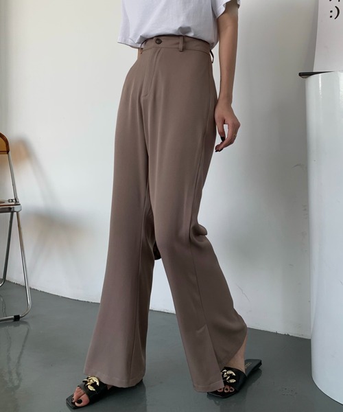 Diosfront（ディオスフロント）の「美脚魅せ！サイドスリットセミフレアパンツ（スラックス・レディース・ブラック/ダークブラウン/イエロー/アイボリー/グレイッシュベージュ・M/L/S）」の9枚目の写真