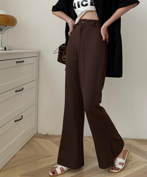 Diosfront（ディオスフロント）の「美脚魅せ！サイドスリットセミフレアパンツ（スラックス・レディース・ブラック/ダークブラウン/イエロー/アイボリー/グレイッシュベージュ・M/L/S）」の10枚目の写真