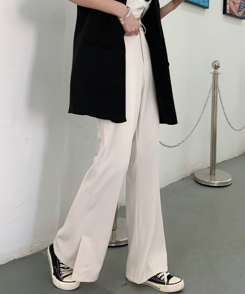 Diosfront（ディオスフロント）の「美脚魅せ！サイドスリットセミフレアパンツ（スラックス・レディース・ブラック/ダークブラウン/イエロー/アイボリー/グレイッシュベージュ・M/L/S）」の13枚目の写真