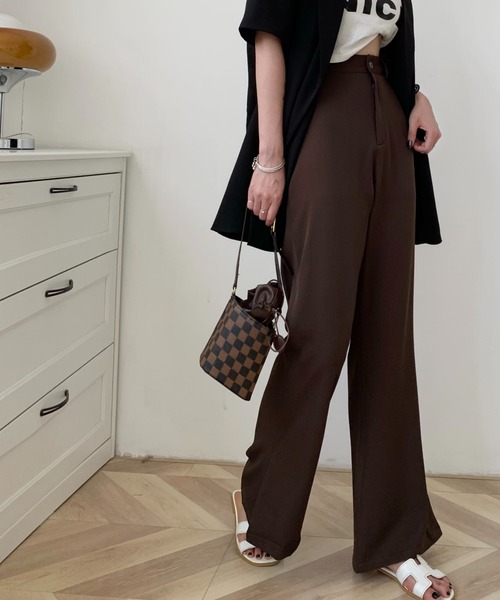 Diosfront（ディオスフロント）の「美脚魅せ！サイドスリットセミフレアパンツ（スラックス・レディース・ブラック/ダークブラウン/イエロー/アイボリー/グレイッシュベージュ・M/L/S）」の14枚目の写真