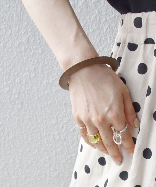 SHIPS any(シップス エニィ)の「SHIPS any: ナロー ウッド バングル(バングル/リストバンド・レディース・ブラウン/アイボリー・ONE SIZE)」の2枚目の写真