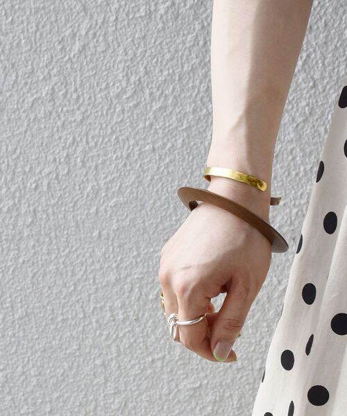 SHIPS any(シップス エニィ)の「SHIPS any: ナロー ウッド バングル(バングル/リストバンド・レディース・ブラウン/アイボリー・ONE SIZE)」の6枚目の写真