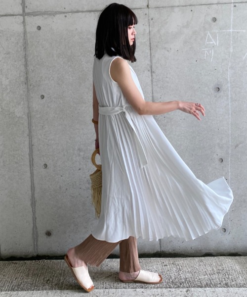 deux amour（ドゥーザムール）の「サイドプリーツ開襟シャツワンピース（シャツワンピース・レディース・グレー/アイボリー/モカ/ダークブラック/グレイッシュブルー/ベージュ/ブラック/ホワイト・MEDIUM）」の10枚目の写真