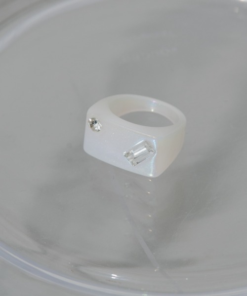 MERLOT（メルロー）の「キュービックアクリルリング（リング・レディース・ホワイト・FREE）」の3枚目の写真