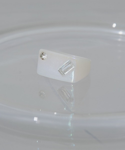 MERLOT（メルロー）の「キュービックアクリルリング（リング・レディース・ホワイト・FREE）」の4枚目の写真