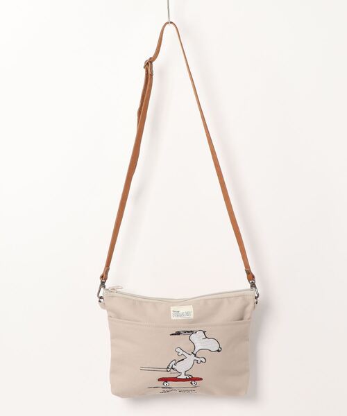 SNOOPY×OLD BETTY'S（スヌーピーカケルオールドベティーズ）の「スヌーピー【SNOOPY】Canvas Sacoche Bag/スヌーピーサコッシュバッグ（ショルダーバッグ・レディース・グリーン系その他2/ベージュ/ブルー系その他2/ベージュ系その他2/ダークブルー/ダークグリーン・FREE）」の2枚目の写真