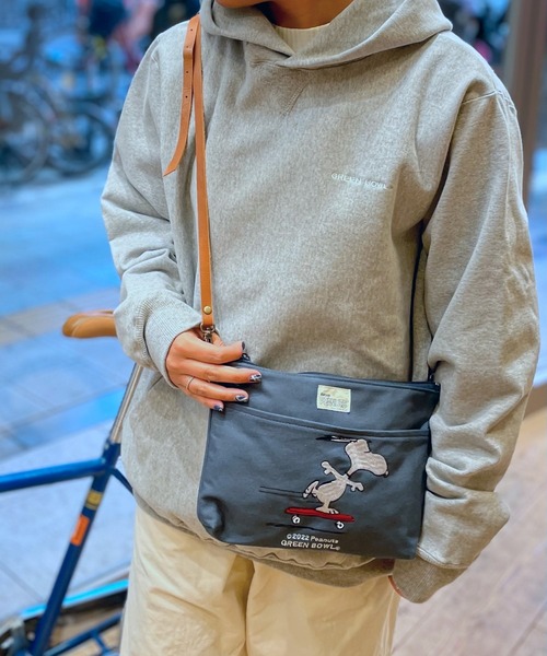 SNOOPY×OLD BETTY'S（スヌーピーカケルオールドベティーズ）の「スヌーピー【SNOOPY】Canvas Sacoche Bag/スヌーピーサコッシュバッグ（ショルダーバッグ・レディース・グリーン系その他2/ベージュ/ブルー系その他2/ベージュ系その他2/ダークブルー/ダークグリーン・FREE）」の5枚目の写真
