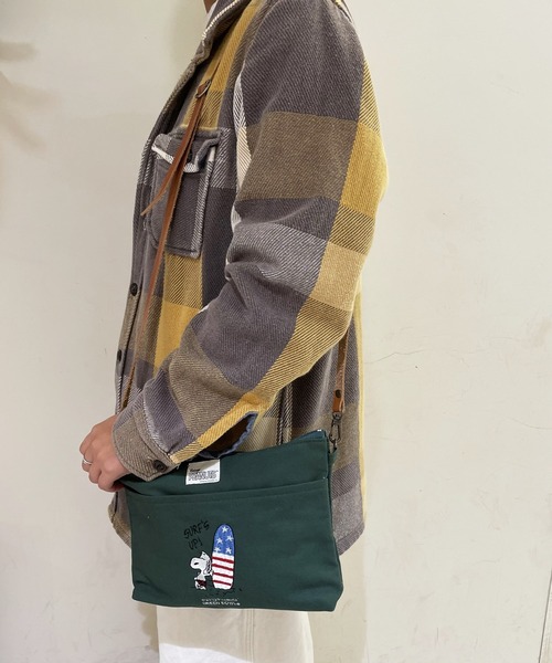 SNOOPY×OLD BETTY'S（スヌーピーカケルオールドベティーズ）の「スヌーピー【SNOOPY】Canvas Sacoche Bag/スヌーピーサコッシュバッグ（ショルダーバッグ・レディース・グリーン系その他2/ベージュ/ブルー系その他2/ベージュ系その他2/ダークブルー/ダークグリーン・FREE）」の4枚目の写真