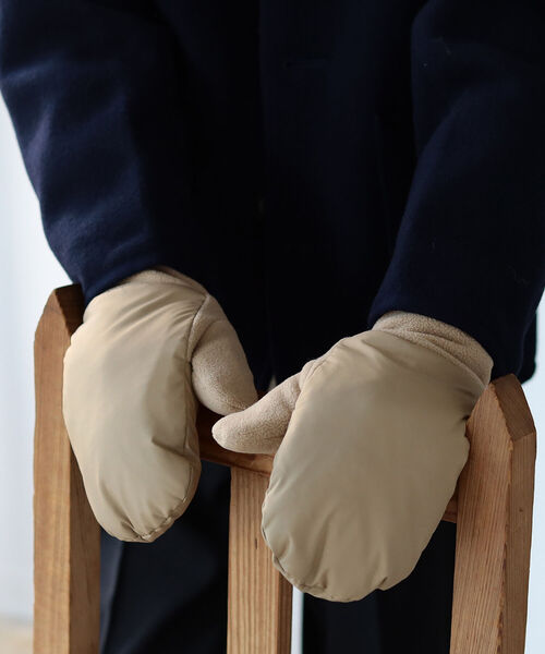 BEAMS（ビームス）の「BEAMS / ダウン ミトン（タッチパネル対応）（手袋・メンズ・ブラック/オリーブ/ベージュ・ONE SIZE）」の4枚目の写真