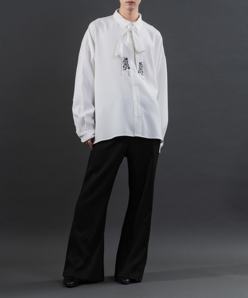 Adoon plain（アドーンプレーン）の「【Special edition】2way花柄刺繍ボウタイシャツ（シャツ/ブラウス・メンズ・ホワイト/ブラック・MEDIUM/LARGE）」の4枚目の写真