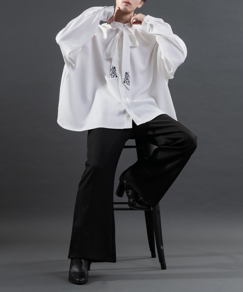 Adoon plain（アドーンプレーン）の「【Special edition】2way花柄刺繍ボウタイシャツ（シャツ/ブラウス・メンズ・ホワイト/ブラック・MEDIUM/LARGE）」の3枚目の写真