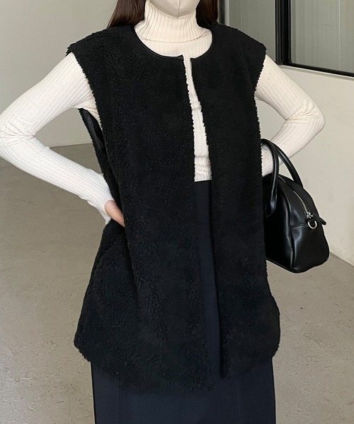 Louere(ルエレ)の「パイピングネックボアベスト(ベスト・レディース・アイボリー/ブラック/モカ・MEDIUM/SMALL)」の2枚目の写真