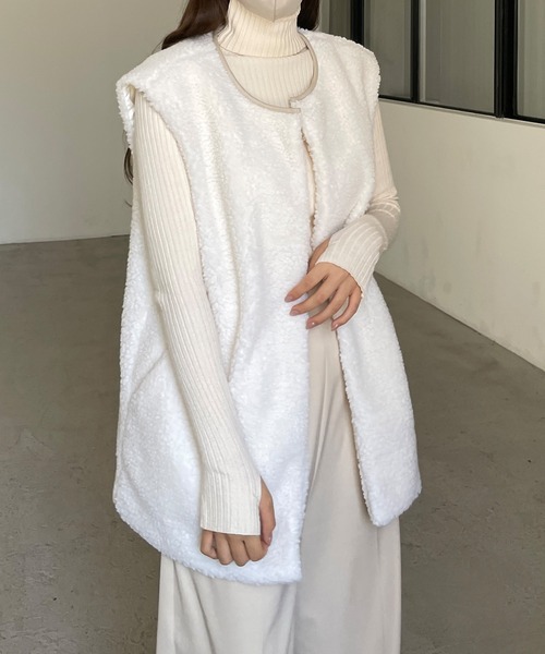 Louere(ルエレ)の「パイピングネックボアベスト(ベスト・レディース・アイボリー/ブラック/モカ・MEDIUM/SMALL)」の4枚目の写真