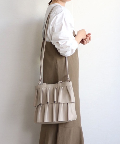 MIAN （ミアン）の「フリル2wayトートバッグ（トートバッグ・レディース・セージグリーン/グレイッシュベージュ/ブラウン/ブラック・FREE）」の4枚目の写真