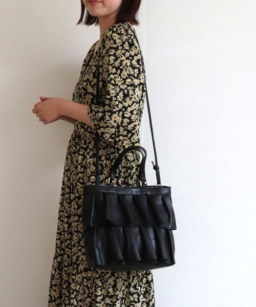 MIAN （ミアン）の「フリル2wayトートバッグ（トートバッグ・レディース・セージグリーン/グレイッシュベージュ/ブラウン/ブラック・FREE）」の2枚目の写真