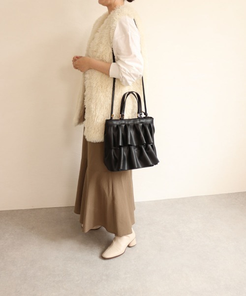 MIAN （ミアン）の「フリル2wayトートバッグ（トートバッグ・レディース・セージグリーン/グレイッシュベージュ/ブラウン/ブラック・FREE）」の7枚目の写真