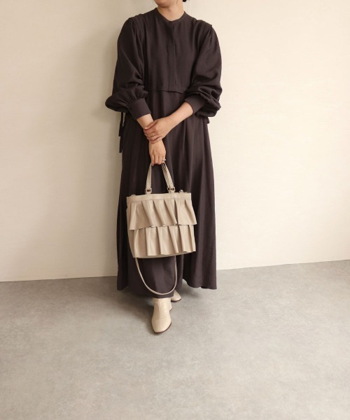 MIAN （ミアン）の「フリル2wayトートバッグ（トートバッグ・レディース・セージグリーン/グレイッシュベージュ/ブラウン/ブラック・FREE）」の8枚目の写真