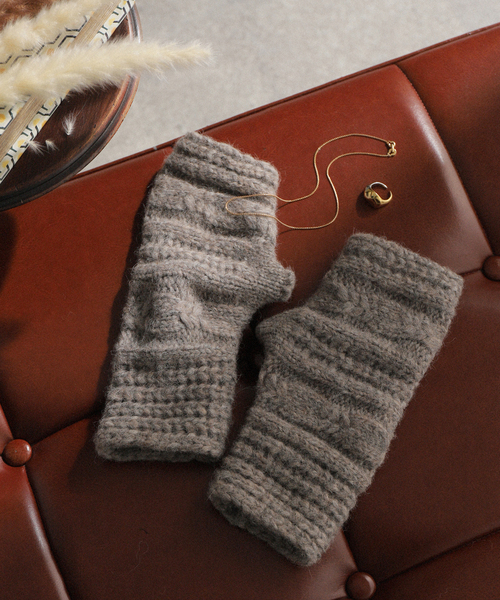 Calimar（カリマール）の「【Calimar/カリマール】ALPACA/NYLON CABLE MITON:ケーブルミトン（手袋・レディース・チャコールグレー/ブラウン系その他/ライトグレー・FREE）」の3枚目の写真