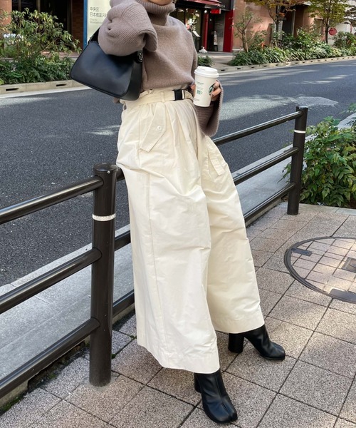 archives(アルシーヴ)の「【Limited item】WIDE FLARE TACK PANTS(その他パンツ・レディース・アイボリー/オリーブ・MEDIUM)」の3枚目の写真