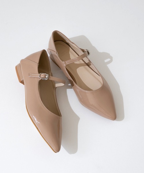 menue（メヌエ）の「ポインテッドトゥストラップパンプス（パンプス・レディース・アイボリー/グレイッシュベージュ/ブラック/イエロー・22.0cm/22.5cm/23.0cm/23.5cm/24.0cm/24.5cm/25.0cm/25.5cm/26.0cm）」の3枚目の写真