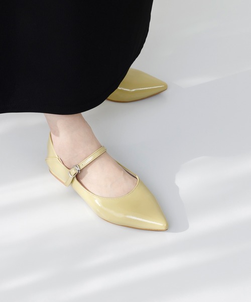 menue（メヌエ）の「ポインテッドトゥストラップパンプス（パンプス・レディース・アイボリー/グレイッシュベージュ/ブラック/イエロー・22.0cm/22.5cm/23.0cm/23.5cm/24.0cm/24.5cm/25.0cm/25.5cm/26.0cm）」の4枚目の写真