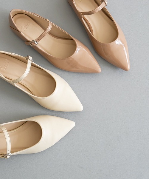 menue（メヌエ）の「ポインテッドトゥストラップパンプス（パンプス・レディース・アイボリー/グレイッシュベージュ/ブラック/イエロー・22.0cm/22.5cm/23.0cm/23.5cm/24.0cm/24.5cm/25.0cm/25.5cm/26.0cm）」の5枚目の写真