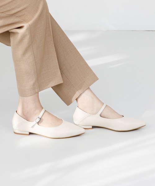 menue（メヌエ）の「ポインテッドトゥストラップパンプス（パンプス・レディース・アイボリー/グレイッシュベージュ/ブラック/イエロー・22.0cm/22.5cm/23.0cm/23.5cm/24.0cm/24.5cm/25.0cm/25.5cm/26.0cm）」の6枚目の写真