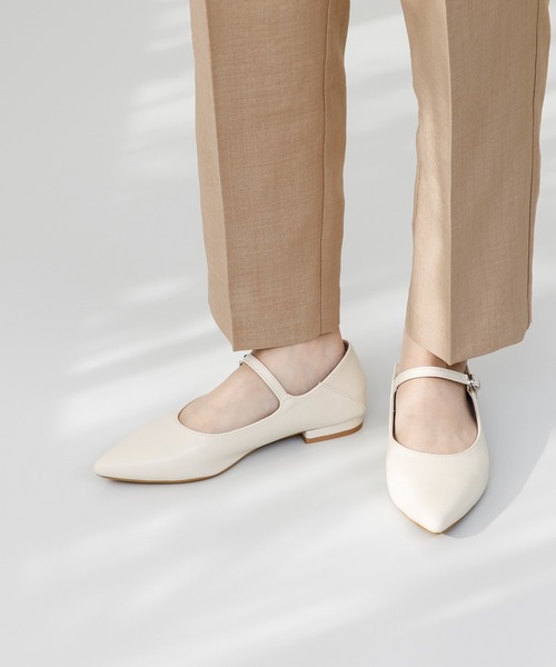 menue（メヌエ）の「ポインテッドトゥストラップパンプス（パンプス・レディース・アイボリー/グレイッシュベージュ/ブラック/イエロー・22.0cm/22.5cm/23.0cm/23.5cm/24.0cm/24.5cm/25.0cm/25.5cm/26.0cm）」の7枚目の写真