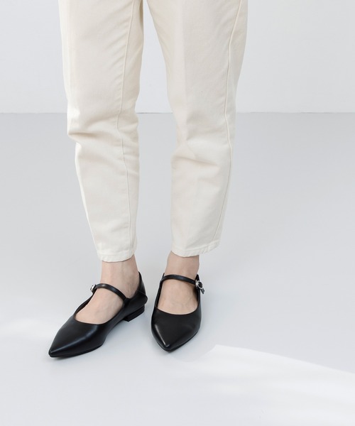 menue（メヌエ）の「ポインテッドトゥストラップパンプス（パンプス・レディース・アイボリー/グレイッシュベージュ/ブラック/イエロー・22.0cm/22.5cm/23.0cm/23.5cm/24.0cm/24.5cm/25.0cm/25.5cm/26.0cm）」の12枚目の写真