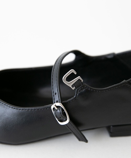 menue（メヌエ）の「ポインテッドトゥストラップパンプス（パンプス・レディース・アイボリー/グレイッシュベージュ/ブラック/イエロー・22.0cm/22.5cm/23.0cm/23.5cm/24.0cm/24.5cm/25.0cm/25.5cm/26.0cm）」の19枚目の写真