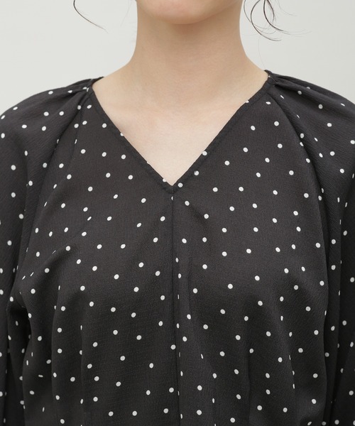 LB.03/ドットVネックウエストシェイプブラウス