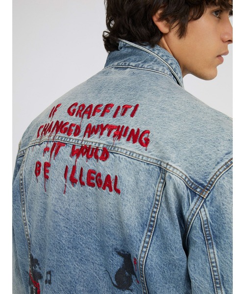 Guess（ゲス）の「GUESS X BRANDALISED(R) WITH GRAFFITI BY BANKSY Oversized Denim Jacket バンクシー アウター デニムジャケット（デニムジャケット・メンズ・ライトインディゴブルー・X-LARGE/LARGE/SMALL/MEDIUM）」の10枚目の写真