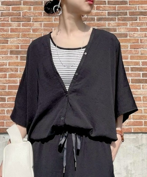 HONEYSUCKLE ROSE(ハニーサックルローズ)の「【接触冷感】【HONEYSUCKLE ROSE】サラサラVネック半袖シャツ(シャツ/ブラウス・レディース・ブラック/カーキブラウン/ホワイト・M-L)」の3枚目の写真