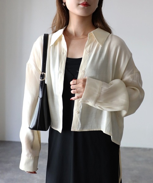 Riberry（リベリー）の「サイドドロストサテンショートシャツ（シャツ/ブラウス・レディース・ベージュ/ブラック/アイボリー・MEDIUM）」の2枚目の写真