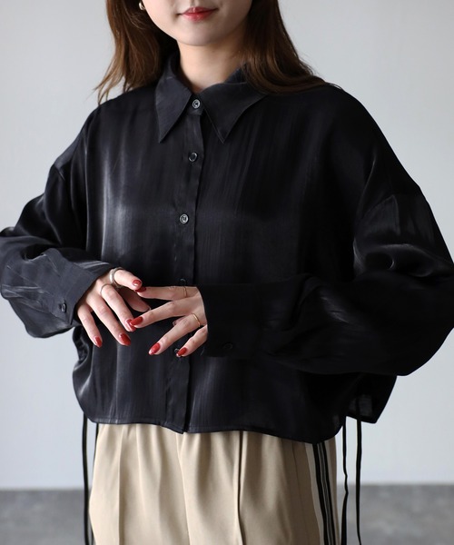 Riberry（リベリー）の「サイドドロストサテンショートシャツ（シャツ/ブラウス・レディース・ベージュ/ブラック/アイボリー・MEDIUM）」の3枚目の写真