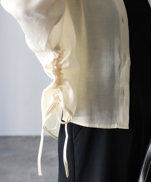 Riberry（リベリー）の「サイドドロストサテンショートシャツ（シャツ/ブラウス・レディース・ベージュ/ブラック/アイボリー・MEDIUM）」の10枚目の写真