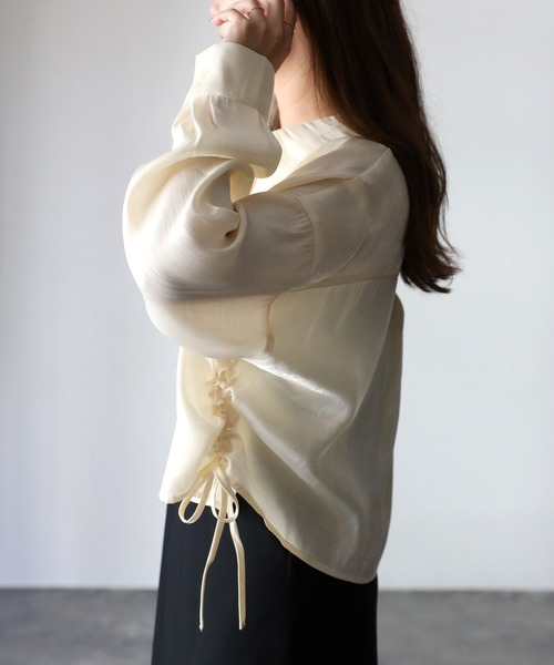 Riberry（リベリー）の「サイドドロストサテンショートシャツ（シャツ/ブラウス・レディース・ベージュ/ブラック/アイボリー・MEDIUM）」の11枚目の写真