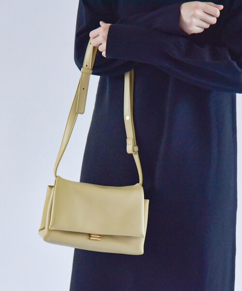 quaranciel(カランシエル)の「quaranciel: パデッド ショルダー バッグ(ショルダーバッグ・レディース・ブラック/ベージュ/ブルー・ONE SIZE)」の3枚目の写真