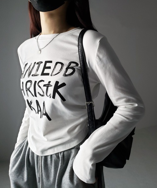 me+em select（ミームセレクト）の「※※【 ４olor 】サイドシャーリングレタリングロゴＴシャツ（Tシャツ/カットソー・レディース・ブラック/グレー/ブラウン/ホワイト・FREE）」の2枚目の写真